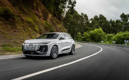 Audi Q6 e-tron أناقة كهربائية