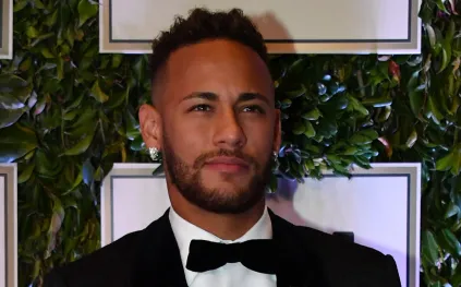 هل خدع جيرارد بيكيه جماهير برشلونة بهذه الصورة مع نيمار؟ دينيس سواريز يكشف