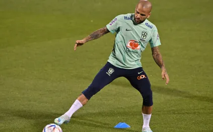 بعد غياب 3 أعوام.. داني ألفيش يستعد للعودة إلى كرة القدم من بوابة غير متوقعة