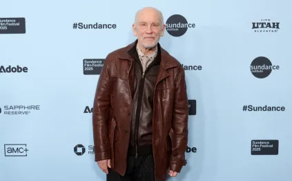 جون مالكوفيتش يحتفل بعيده الـ72… مسيرة استثنائية وحياة مليئة بالدراما والإبداع