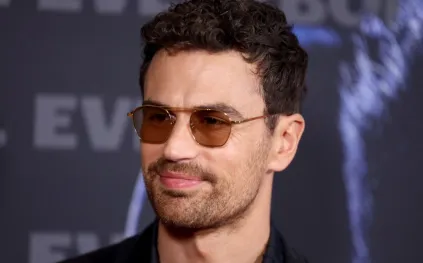 عيد ميلاد ثيو جيمس الـ41: اكتشف ثروته ومسيرته الفنية المبهرة!