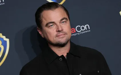 لماذا يخفي ليوناردو دي كابريو وجهه وراء القبعة؟ نجم هوليوود يكشف السر (فيديو)