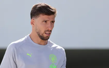 روبن دياز يخطف الأنظار بساعة كارتير فاخرة مرصعة بالألماس