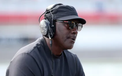 مايكل جوردان يواجه مخاوفه ويغوص في عالم اليخوت الفاخرة والمغامرات البحرية (فيديو)