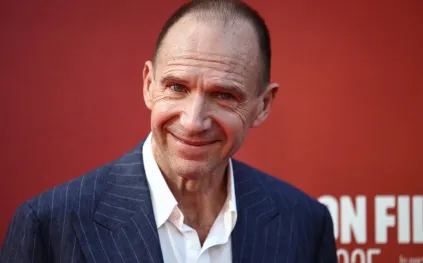 مسيرة حافلة وأدوار خالدة.. كيف صنع رالف فاينز شهرته وثروته؟