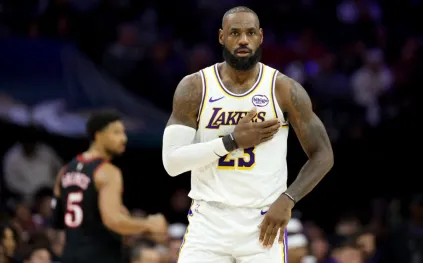 لحظة طريفة تحصد الإعجاب.. كيف رد ليبرون جيمس على سخرية أحد المشجعين من شعره؟ 