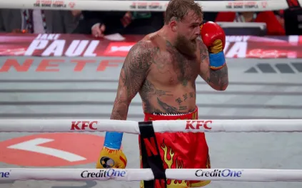 الخسارة لم توقفه.. جيك بول يبرز نجاحه المالي على متن طائرة خاصة