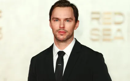 حضور قوي في مهرجان البحر الأحمر… نيكولاس هولت يكشف عن طموحاته السينمائية