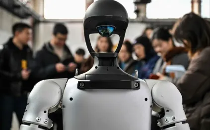 روبوت بشري يبهر الحضور في الهند.. عرض يجمع الذكاء الاصطناعي بالفن (فيديو)