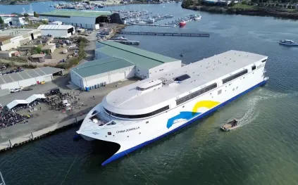 ثورة في الملاحة.. أكبر سفينة كهربائية في العالم تجتاز اختبار المياه المفتوحة (فيديو)