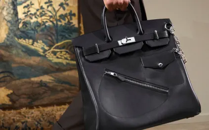 هيرميس بأناقة لا تضاهى: 4 حقائب تميز الرّجل العصري