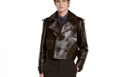 الجلد يتقدّم بثبات: عودة فاخرة لأسلوب رجالي واثق