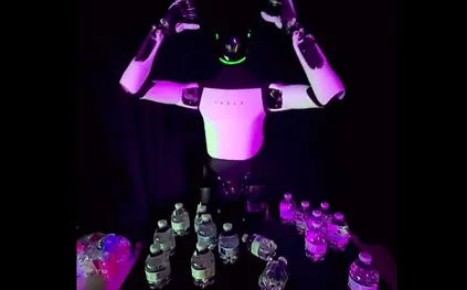 أوبتيموس يثير الجدل بسقوطه في فعالية تسلا.. خلل تقني أم خطأ بشري؟ (فيديو)