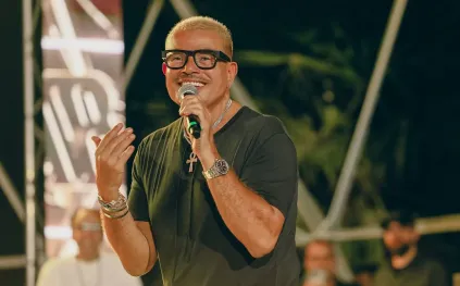 عمرو دياب يتألق في قطر بساعة Royal Oak الفاخرة