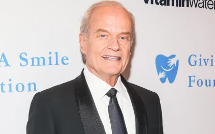 ما هو شعور كيلسي غرامر بعد إنجابه طفلًا وهو في عمر السبعين؟