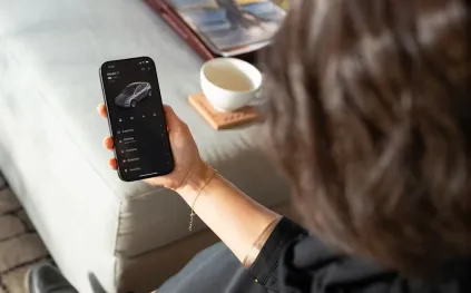 تسلا تطلق ميزة ذكية لتسهيل العثور على سيارتك في المواقف المزدحمة.. تعرّف عليها