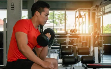 العلم يحسم الجدل.. كيف تتفوق العادات اليومية على الجينات في بناء العضلات؟