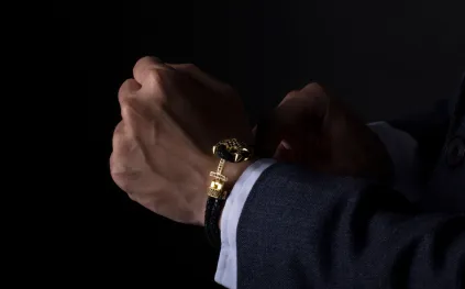 من الزينة إلى التميز الشخصي: كيف تغير سوق المجوهرات الرجالية في 2025؟