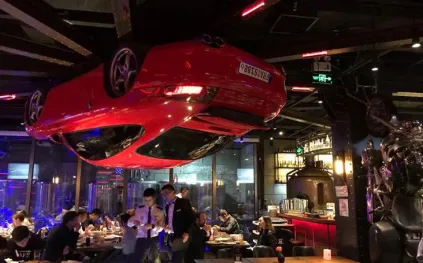 مشهد غريب داخل مطعم صيني يثير حيرة الزوار.. ما قصة هذه "الساعة"؟