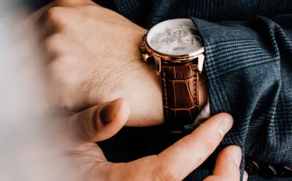 على حافة الدقيقة تولد الفخامة: جديد عالم السّاعات الرّاقية