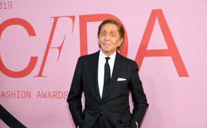 كم تبلغ ثروة المصمم الإيطالي الراحل فالنتينو غارافاني؟