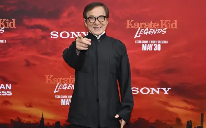 جاكي شان يفاجئ فرقة BLACKPINK بلفتة خاصة في حفل هونغ كونغ.. ماذا فعل؟