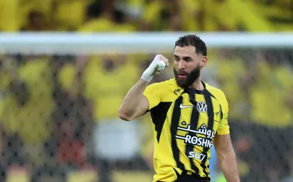 بنزيما يفقد رقمه القياسي بعد 20 عامًا.. مراهقان في ليون يحققان إنجازًا مذهلاً