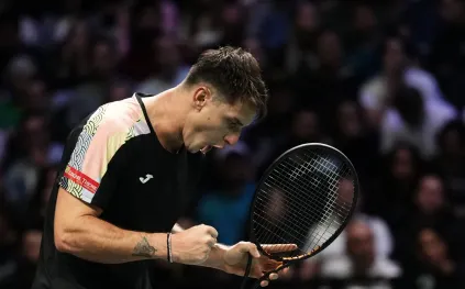 لحظة غير مسبوقة في عالم التنس: كارابيلي يقص شعره في الملعب (فيديو)