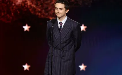 شالاميه يتألق بحذاء Nardwuar x Nike SB Dunk Lows (صور)