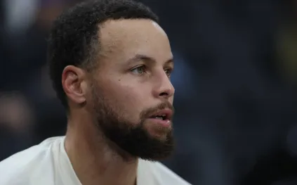 مقتنيات كاري من نهائيات 2022 تُثبت قيمتها في سوق المقتنيات الرياضية