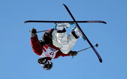 هبوط أسطوري على قدم واحدة يهز بطولة التزلج الحر (فيديو)