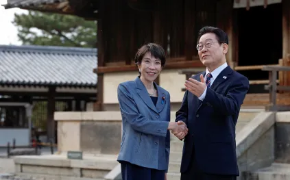 رئيسة الوزراء اليابانية ورئيس كوريا الجنوبية يكسران البروتوكول بتصرف "غير متوقع" (فيديو)