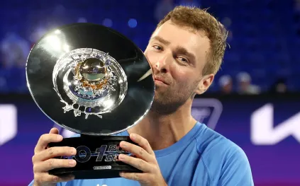 بطولة أستراليا المفتوحة تفاجئ العالم.. هاوي يهزم سينر ويتوج بجائزة المليون (فيديو)