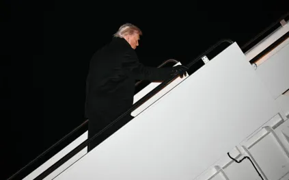 تفاصيل عطل طائرة ترامب الذي أجبره على العودة لقاعدة أندروز (فيديو)