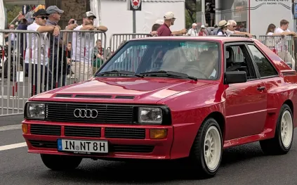 نجم سباقات العالم يتجول بسيارة نادرة تُقدر بـ4 ملايين دولار في موناكو