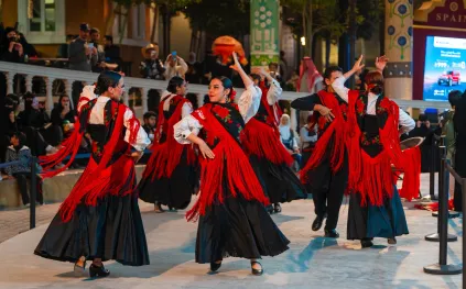 العروض الإسبانية الحية تنشر البهجة في "بوليفارد وورلد"