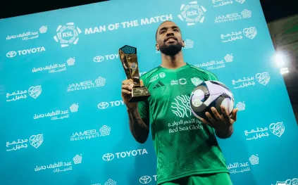 الأهلي يُشدد الخناق على متصدر دوري روشن بفوز مثير على الخليج