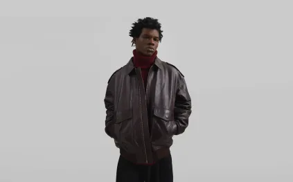 سترة الموسم بامتياز: الـ Barrel Jacket تفرض حضورها في خزانة الرجل العصري