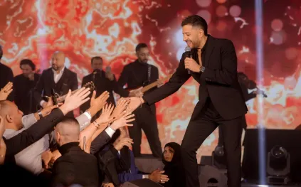 أناقة بلا قيود: النجوم يكسرون قواعد رابطة العنق في حفلات رأس السنة 2026