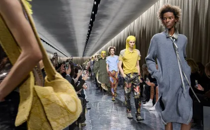 أزياء لامعة ومنزل من الخشب والزجاج.. أبرز لحظات أسبوع الموضة في باريس للرجال