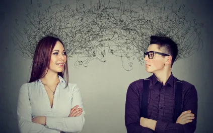 لماذا يُنظر للرجال كقادة والنساء كراعيات؟ دراسة علمية تكشف السبب