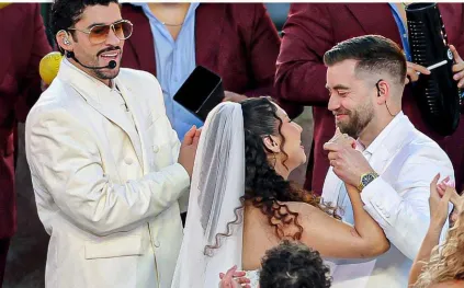 أغرب لقطة في سوبر بول 2026.. زفاف مباشر على أرض الملعب! (فيديو)