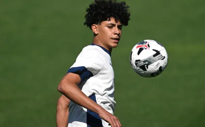 بصورة مع الأب.. كريستيانو الصغير يستعرض عضلاته ويخطف الأضواء (فيديو)