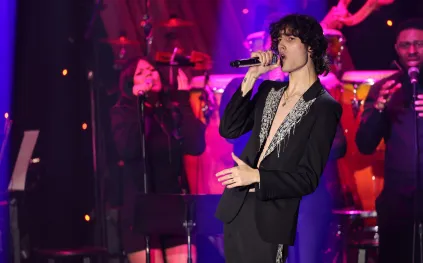 بدلات غير تقليدية.. إطلالات مميزة في غرامي 2026