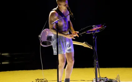 جاستن بيبر يفاجئ غرامي 2026 ويثير الجدل بإطلالته الغريبة (فيديو)