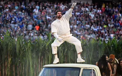 باد بني يشعل السوبر بول برسالة اجتماعية وأزياء من Zara