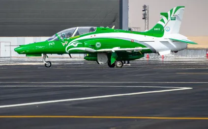 الصقور السعودية تُطلق أول عرض جوي في العالم باستخدام طائرات "Hawk T-165" في الرياض