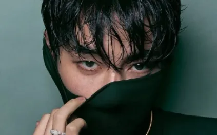 نجم BTS يبهر جمهوره بإطلالة أنمي محببة.. ويعزز مكانته كأيقونة للموضة