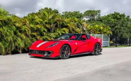 سيارة Ferrari 812 Competizione A النادرة في المزاد: هل تحقق الرقم القياسي؟