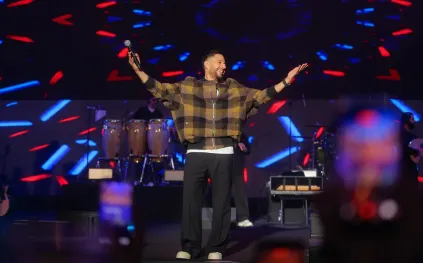 محمد حماقي بإطلالة كاجوال في موسم الرياض .. وساعة أنيقة من  أوديمار بيجيه